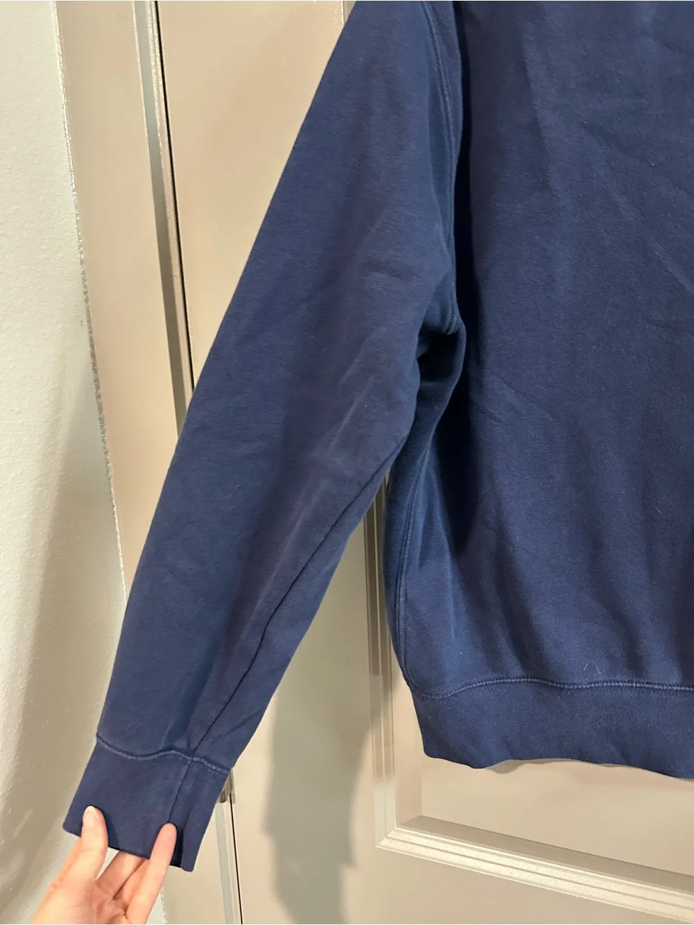 Nike Men's Navy Blue Crewneck Sweatshirt with White Logo - Picture 4 of 5